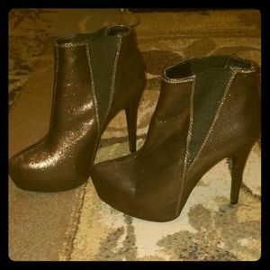 NWOT - Rock & Replublic copper Booties